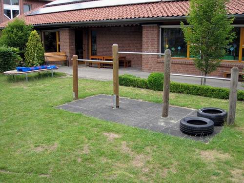 Kletterturm mit Hängebrücke im Außengelände