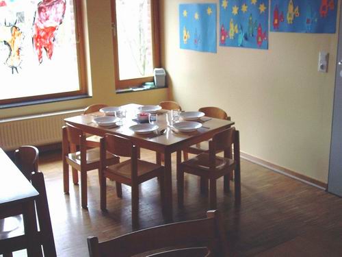 Gemütlicher Speiseraum mit kleinen Stühlen und Tischen