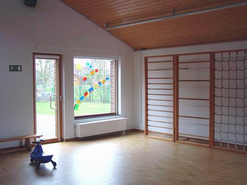 Helle Turnhalle mit Sprossenwand und Klettermöglichkeiten